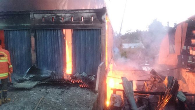 KEBAKARANNN... Enam Unit Ruko di Simpang Siabu Ludes Dilalap Sijago Merah