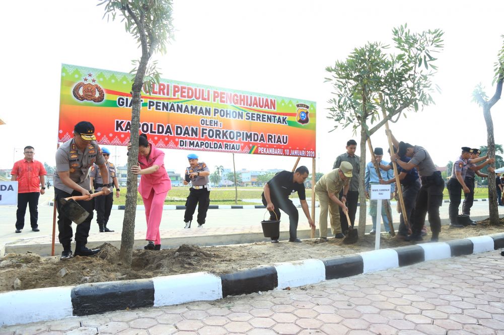 Bersama Wagubri, Kapolda Tanam Pohon Tabebuya di Lingkungan Polda Riau