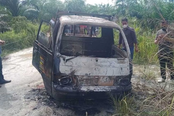 Warga Riau Ditemukan Tewas Terbakar Dalam Mobilnya di Pinggir Jalan