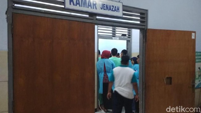 KEJI...Melahirkan di Kamar Mandi Sekolah, Siswi SMA Tikam Leher Bayinya hingga Tewas