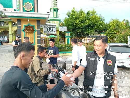 Sat Resnarkoba Polres Kuansing Bagikan Takjil Ramadhan 1446 H Kepada Pengguna Jalan