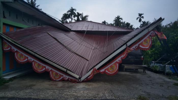 Dihantam Hujan Deras dan Angin Kencang, Kanopi Rumah Bidan di Dumai Roboh, Begini Penampakannya