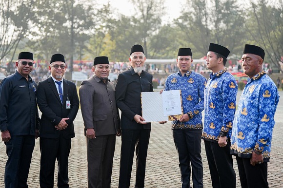 Wako Dumai Serahkan SK Pengangkatan PPPK Paruh Waktu Formasi 2025