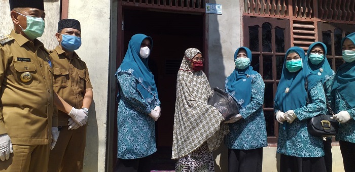 Disaksikan Bupati dan Ketua DPRD, Tim PKK Pelalawan Salurkan Bantuan Sembako 200 Paket untuk Warga Langgam