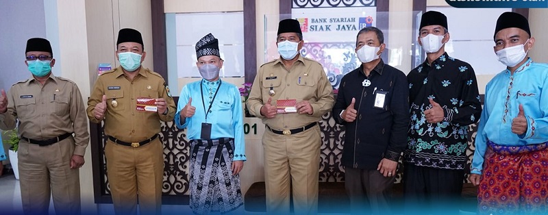Resmikan BPR Syariah, Bupati Alfedri Langsung Buka Tabungan...