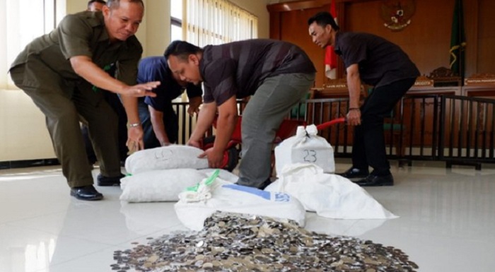 Kesal dengan Proses Perceraiannya, Dwi Susilarto Bayar Uang Denda Rp 178 Juta Pakai Uang Koin