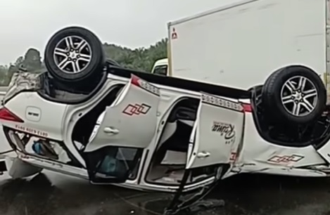 Fortuner Putih Terguling di Tol Pekanbaru-Dumai