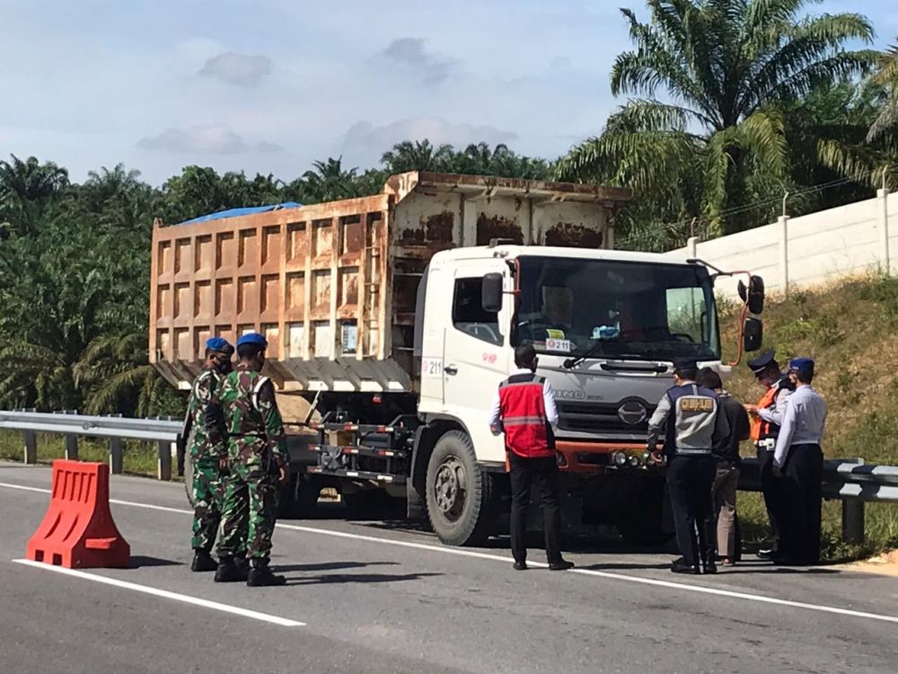 Nekat Masuk Tol Pekanbaru-Dumai, Truk ODOL Disuruh Putar Balik Kanan