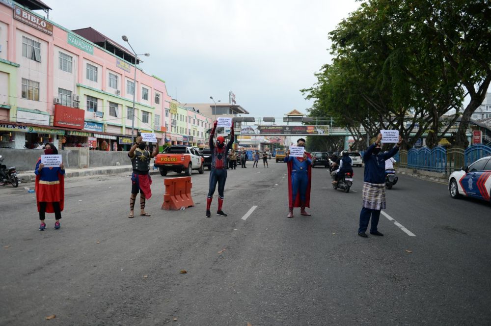 Kreatif! Sejumlah 'Superhero' Keliling Pasar di Pekanbaru Sosialisasikan Masker kepada Warga