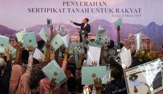 Dimana-mana Bagi Sertifikat Tanah, Jokowi Dianggap Sedang Mainkan Agenda Politik