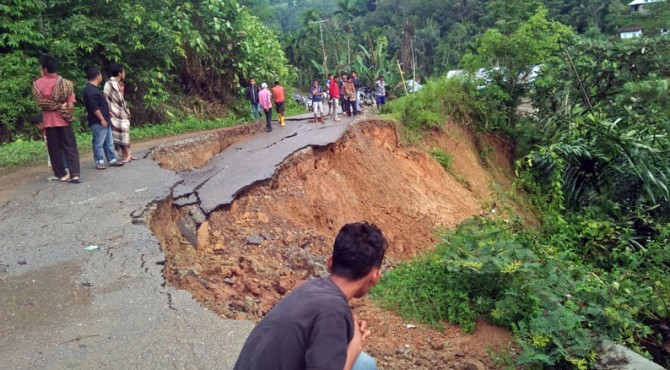 Longsor, Sejumlah Ruas Jalan di Solok Putus Terseret ke Jurang