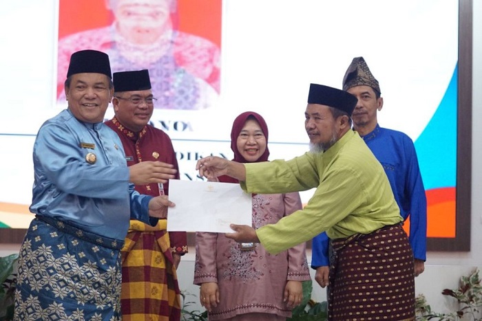 49 PNS Pemprov Riau Terima SK Pensiun