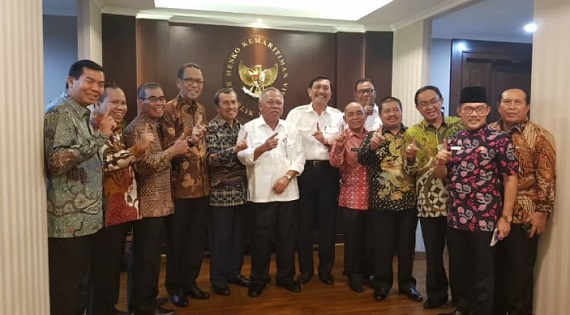 BIKIN HEBOH LAGI...Beredar Foto 10 Kepala Daerah Di Riau Acungkan Telunjuk Bersama Luhut Panjaitan