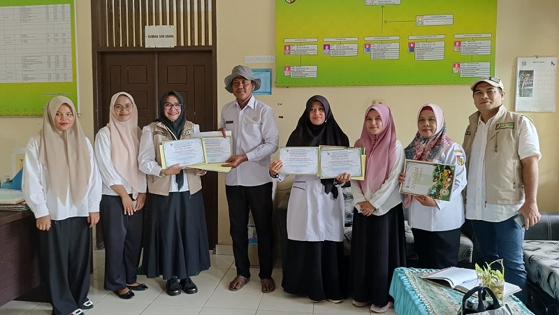DKP Pekanbaru  Serahkan 10 Sertifikat Prima 3 Kepada Petani di Tiga Kecamatan