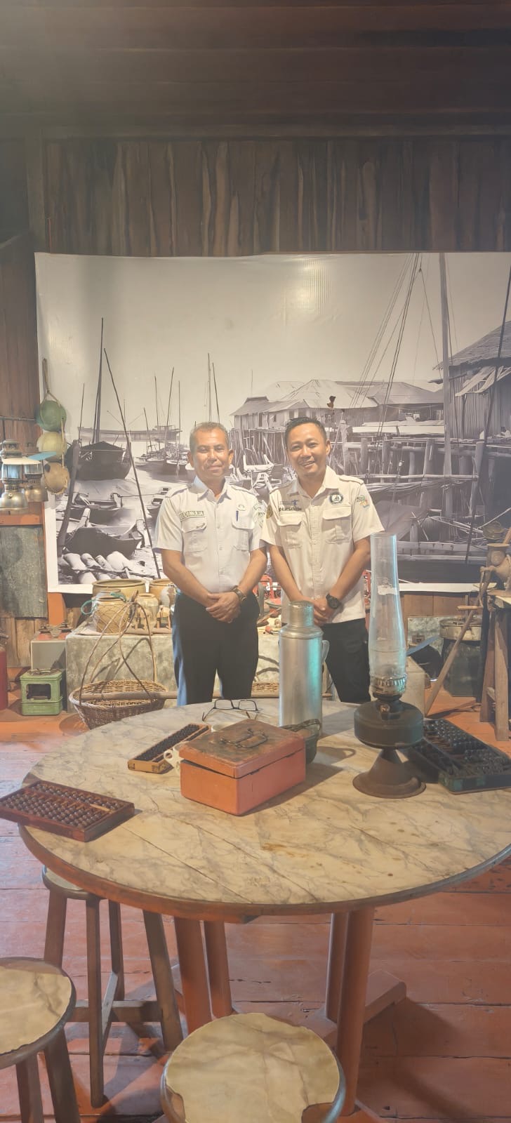 Kepala Dinas Perpustakaan dan Kearsipan Rohil Tinjau Koleksi Bagan Tempo Dulu