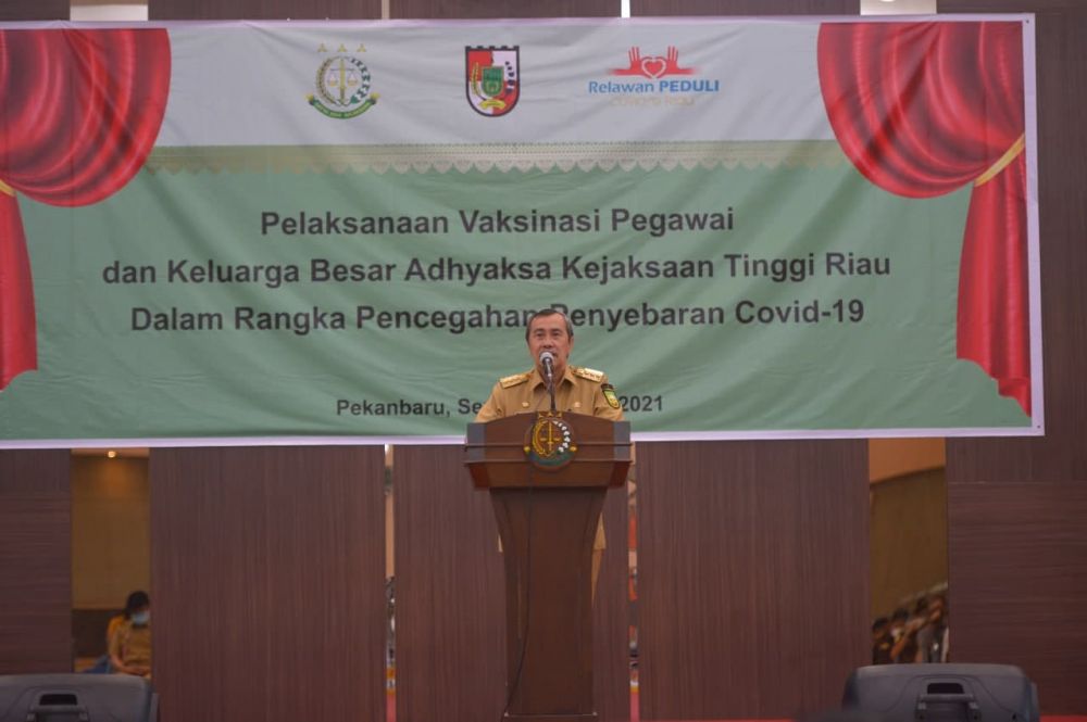 Hadiri Vaksinasi Covid-19 Kejati Riau, Gubri: Sangat Membantu Pemda Tingkatkan Progres Vaksinasi di Riau
