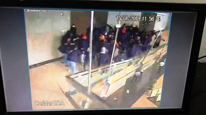 NGERI...Ini Video Rekaman CCTv Detik-Detik  Ambruknya Balkon BEI