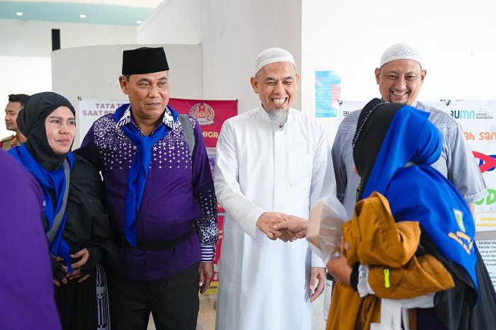 Wako Lepas Keberangkatgan 270 Jemaah Calon Haji Asal Dumai di  Pelabuhan Pelindo