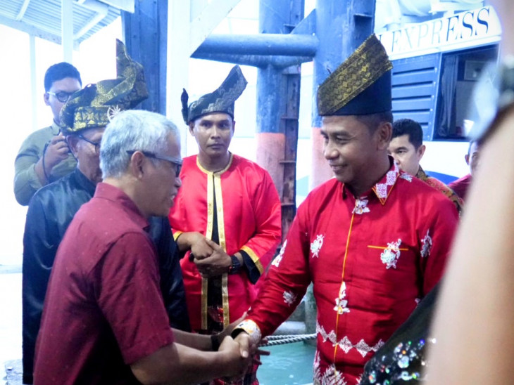 Tiba di Karimun, Bupati Kampar Disambut Meriah Masyarakat dan Pemkab Karimun