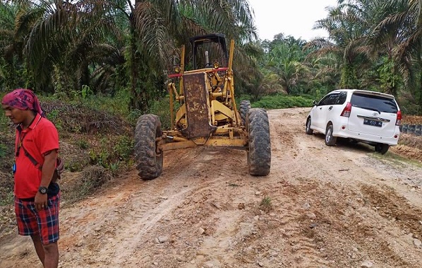 Dinas PUPR Rohul Pelihara Jalan Lingkar Desa Lubuk Bendahara-Alahan