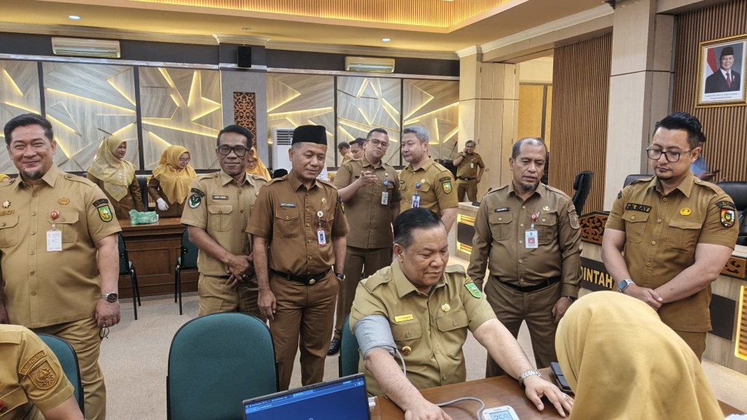 Ajak ASN Sukseskan Program Nasional, Plt Gubernur dan Sekda Riau Cek Kesehatan Gratis