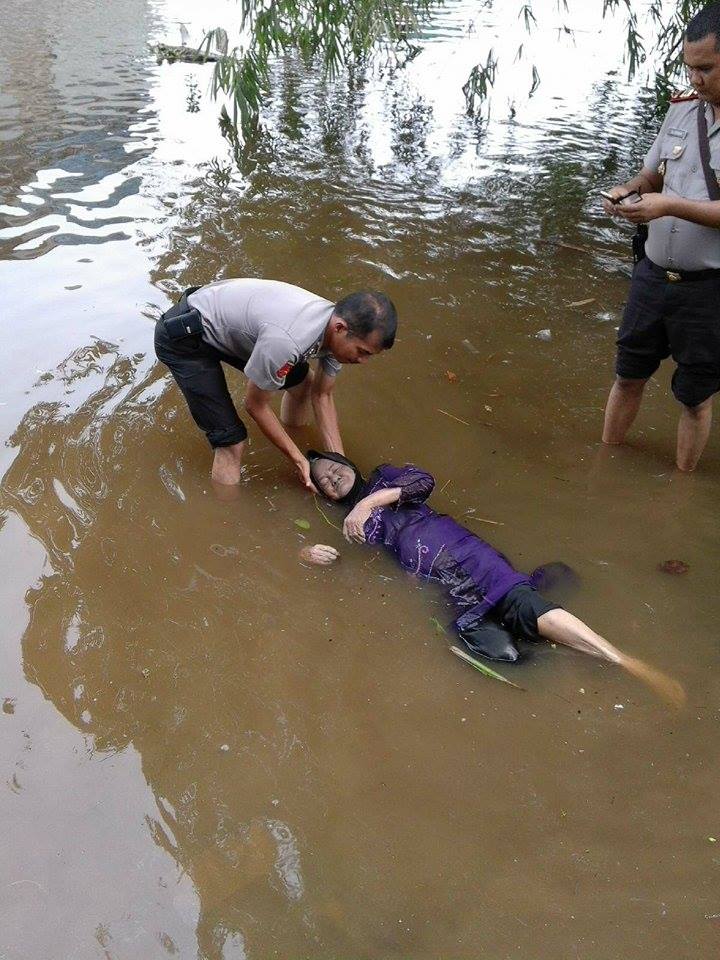 Mayat Nenek Berbaju Ungu Mengapung di Sungai Siak