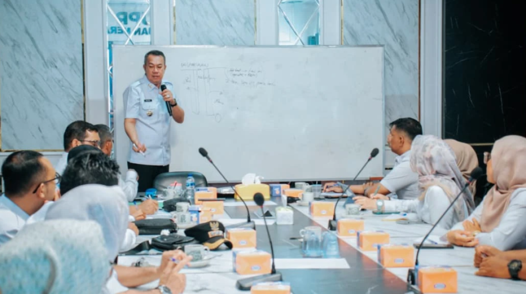 Muzammil  Instruksikan Pembersihan Segera  Sampah di Jalan Nelayan