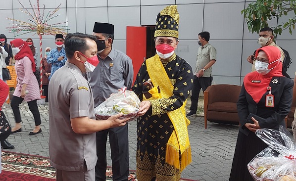 Sembari Bagi Buah Segar pada Tenaga Kesehatan, Syamsuar Kabarkan Kasus Covid-19 di Riau Kini Turun
