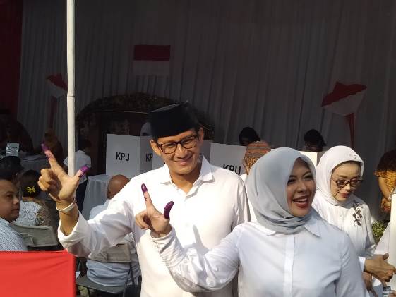 Ada-ada Saja Tingkah Sandiaga di TPS yang Bikin Nur Asia Tertawa