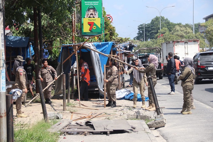 Satpol PP Pekanbaru Tertibkan PKL Soebrantas