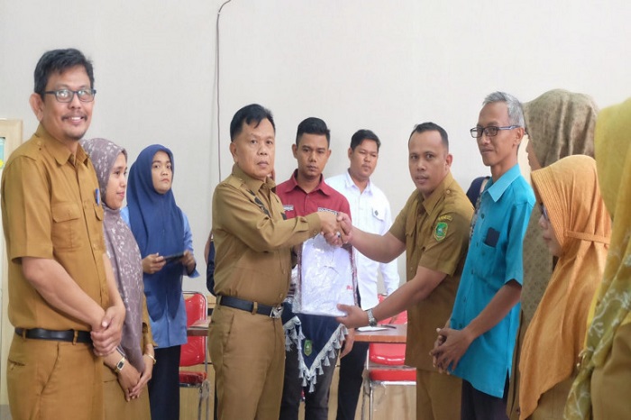 Plt. Bupati Meranti  Serahkan Bantuan Seragam Sekolah dari RAPP: Ini Sangat Meringankan Beban Orang Tua...