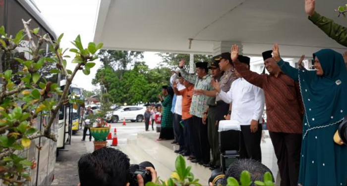 Berangkat dengan Target Juara Umum, Sekda Kampar Lepas Kontingen Kampar ke MTQ Riau di Dumai