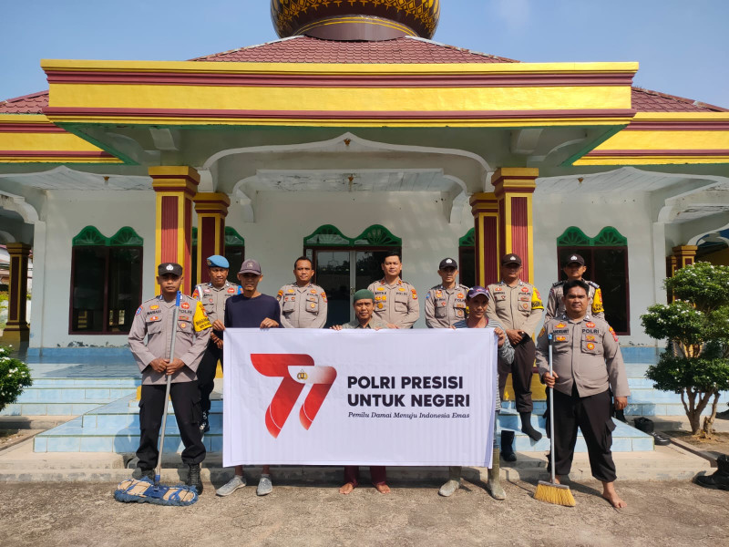 Hut Bhayangkara Ke - 77, Polsek Simpang Kanan Lakukan Bersih-bersih  Rumah Ibadah