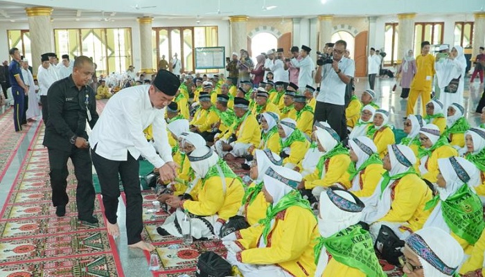 Bupati Rohil Lepas 281 Jamaah Calon Haji Menuju Pekanbaru