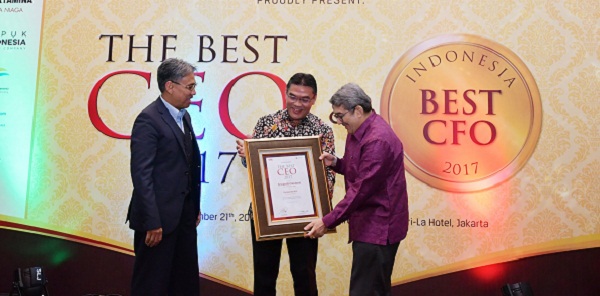 MANTAP...Dirut Bank Riau Kepri Dr Irvandi Gustari Dinobatkan Sebagai The Best CEO 2017 Versi SWA