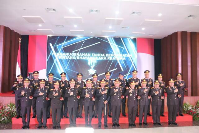 Kapolda Riau Terima Penghargaan Bintang Bhayangkara Pratama dari Presiden