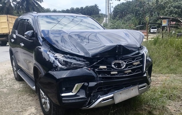 Mobil Yang Ditumpangi Wakil Bupati Siak Tabrakan di Lintas Siak-Lubuk Dalam, Seluruh Penumpang Sehat Wal Afiat