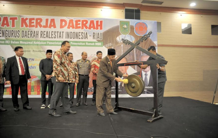 Pukul Gong, Gubri Buka Rakerda DPD REI XII Riau 2019