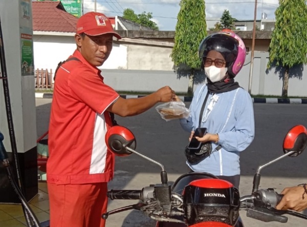 Pengelola SPBU Sungai Jering Berbagi Takjil kepada Pengguna Jalan dan Musafir