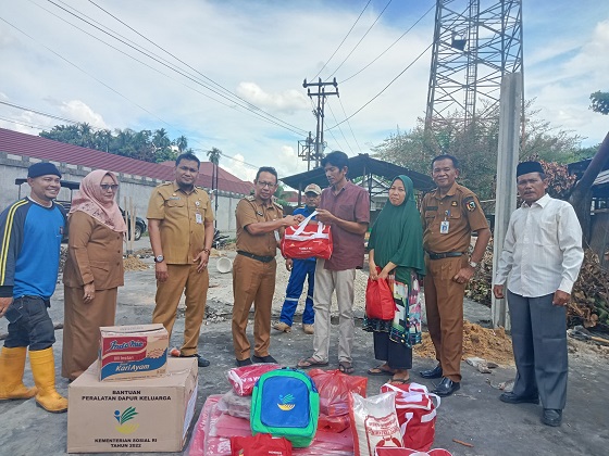 Camat Kulim Dampingi Dinsos Pekanbaru Serahkan Bantuan ke Warga Terdampak Kebakaran