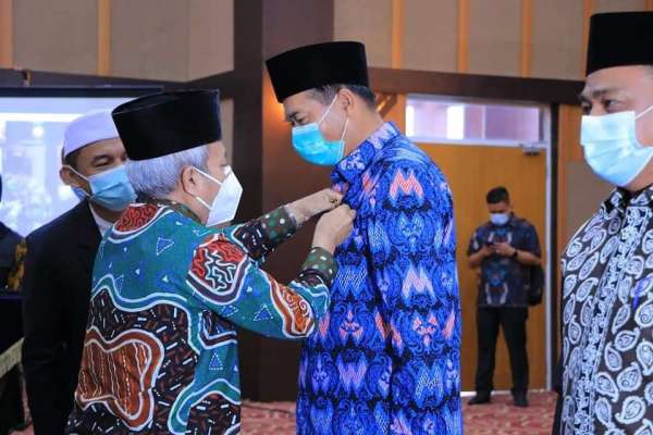 Berhasil Kembangkan Masjid Paripurna, Wako Terima Pin Emas dari Kemenag RI