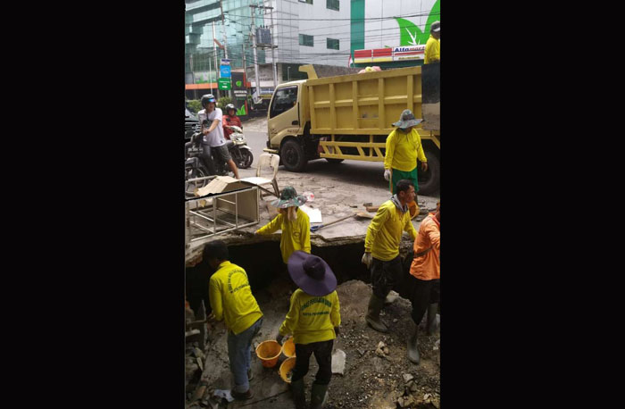 Dinas PUPR Langsung Perbaiki Drainase Amblas di Jalan Setia Budi Pekanbaru