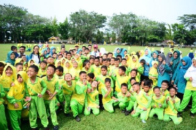 Dihadiri Bupati Mursini, 700 Siswa MIM di Kuansing Gelar Sikat Gigi Massal