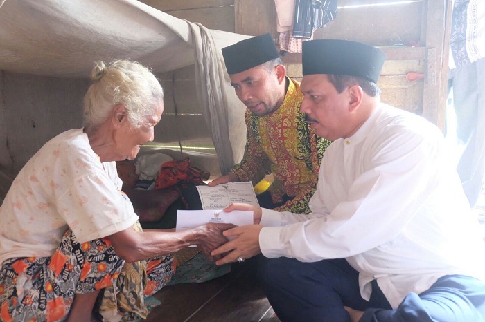 400 Mustahiq di Kecamatan Gaung Terima Zakat dari Sekda Inhil