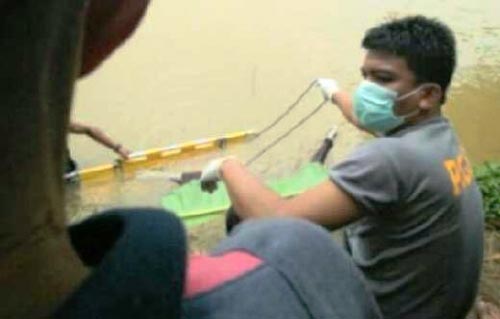 Pakai Baju Kurung, Wanita Ini Diduga Jadi Korban Banjir Kampar