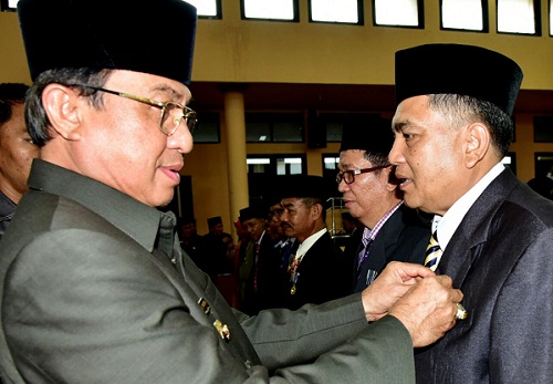 Bupati Inhil Serahkan Tanda Kehormatan Satyalancana Karya Satya Bagi 595 PNS