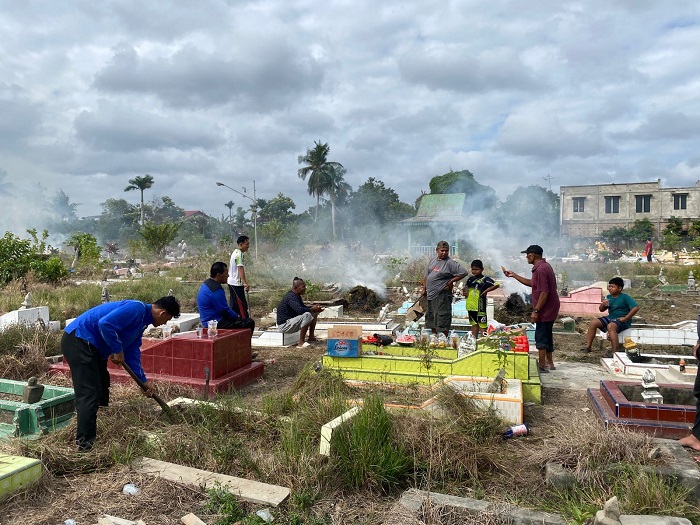IPEKATIM dan Karang Taruna  Gotong Royong  Bersihkan Makam Taman Kota Layu