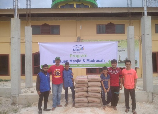 Rumah Yatim Berikan Bantuan untuk Pembangunan Masjid Nurul Huda Riau