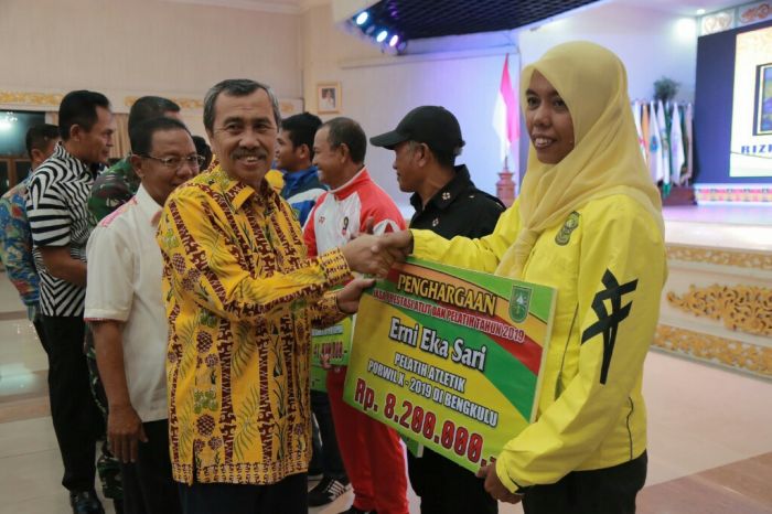 Pemprov Riau Serahkan Bonus kepada 316 Atlet Berprestasi Sepanjang 2019