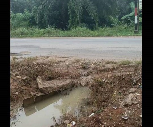 Sudah Lama Parit di Depan SMA Negeri 2 Rambah Hilir-Rohul Tersumbat, Sekolah Kebanjiran